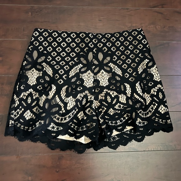 Bardot lace short - Picture 2 of 7